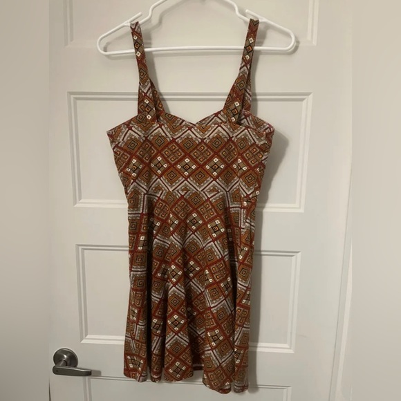 Short dress with geometric pattern - Picture 2 of 5